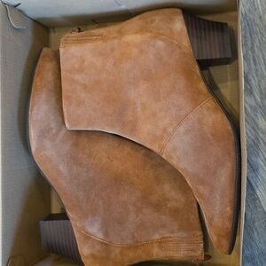 Clarks Tan Suede Ankle Boots 10W NWOT